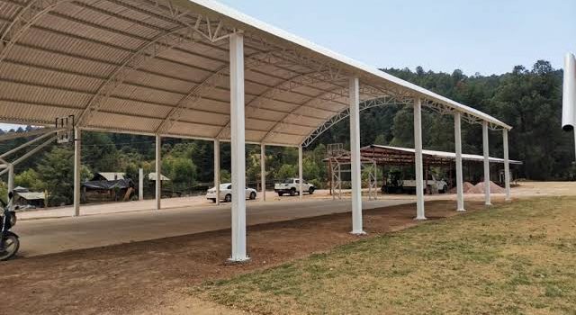 Entrega SCOP infraestructura deportiva para tenencia de Zitácuaro