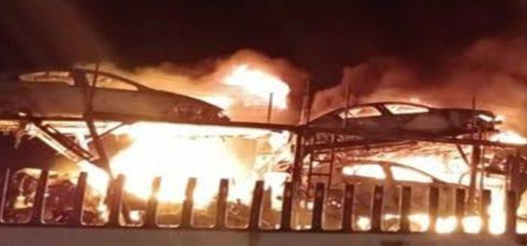 Tráiler que transportaba autos de lujo se incendia en Michoacán