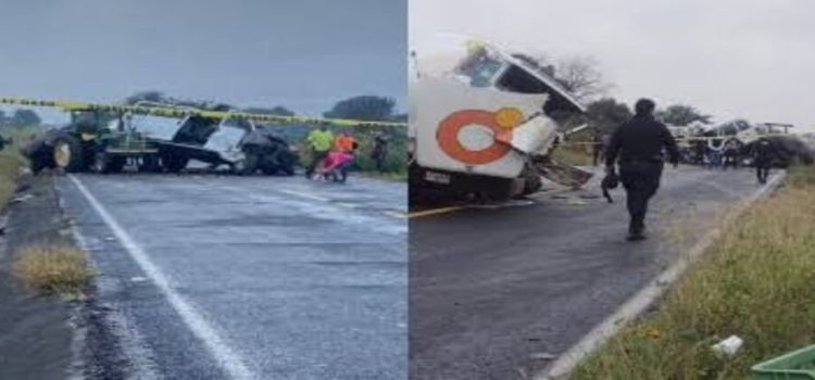 Choque múltiple en carretera de Michoacán deja decena de heridos y un fallecido