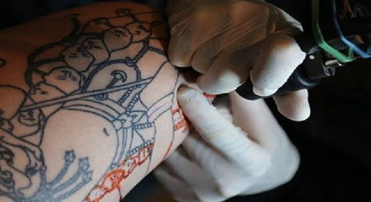 En Michoacán ya está prohibido hacer tatuajes y perforaciones a menores de edad
