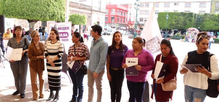 Entrega Toño Ixtláhuac créditos a mujeres emprendedoras de Zitácuaro