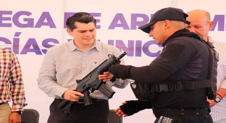 Después de 11 años, policías de Zitácuaro reciben armamento