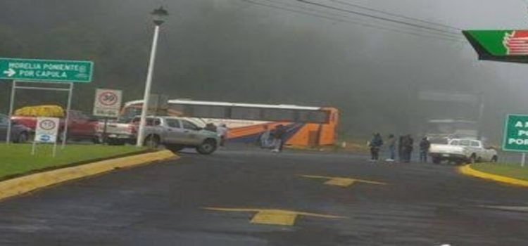 Supuestos normalistas continúan secuestrando camiones en Michoacán