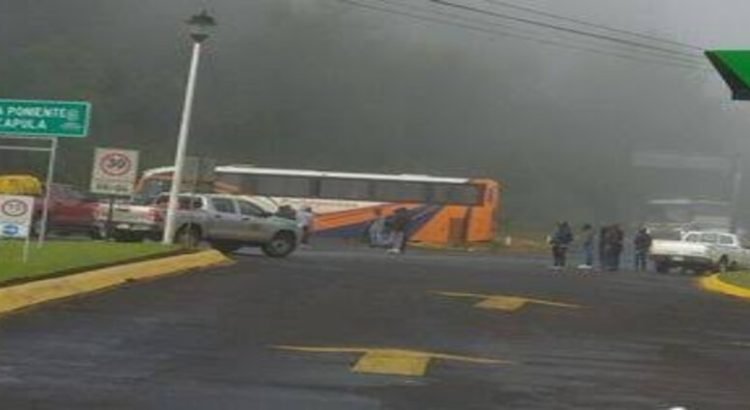 Supuestos normalistas continúan secuestrando camiones en Michoacán