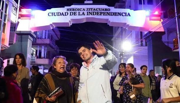 Inaugura Toño Ixtláhuac remodelación del Arco de la Avenida Hidalgo, Zitacuaro