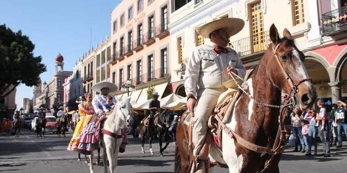 42 contingentes confirmados para el desfile del 20 de noviembre en Zitacuaro