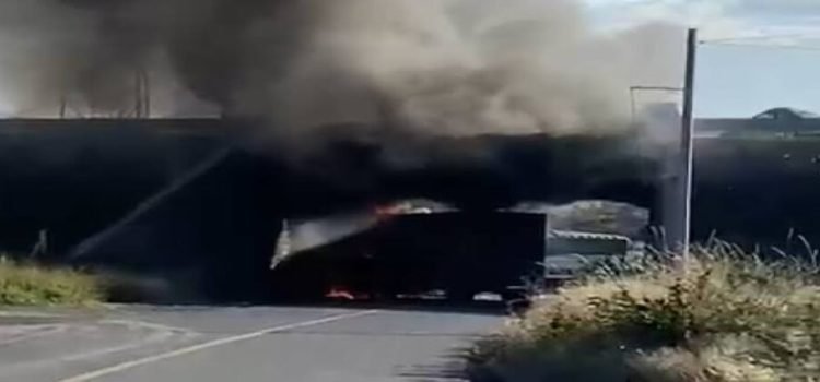 Criminales extienden bloqueos y quema de vehículos en Michoacán Criminales extienden bloqueos y quema de vehículos en Michoacán