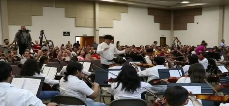 Orquesta de Michoacán lucha para alejar a los jóvenes del crimen organizado Orquesta de Michoacán lucha para alejar a los jóvenes del crimen organizado