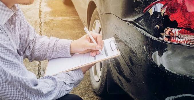 Le ofrece servicio de hojalatería y luego se roba el vehículo