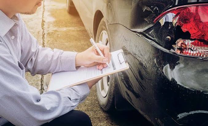 Le ofrece servicio de hojalatería y luego se roba el vehículo