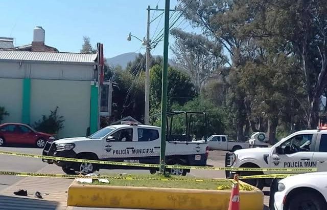 Joven camina por la calle con la cabeza cercenada de su hermana y una escopeta en Michoacán