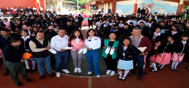 SEE inicia el 2024 con entrega de tenis para 15 mil jóvenes de Michoacán