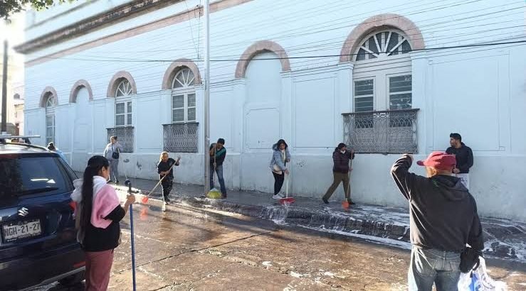 Dejan limpio el Jardín Constitución