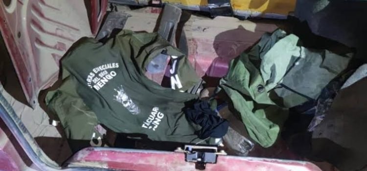 GC Y Ejército Mexicano Aseguran Auto, Prendas Tácticas Y Balas En Zitácuaro.