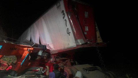 Muere chofer en carretera de Zitácuaro, cayó en barranco de 50 metros