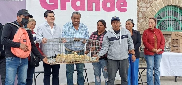 Juan Antonio Ixtláhuac entrega aves de traspatio de doble propósito