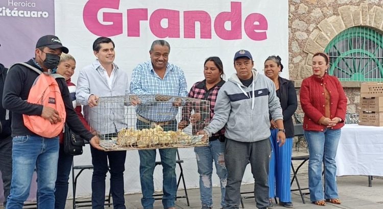 Juan Antonio Ixtláhuac entrega aves de traspatio de doble propósito