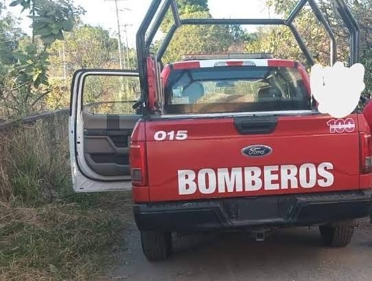 Bomberos de Zitácuaro evita que mujer se lanzará en el Puente de Fierro