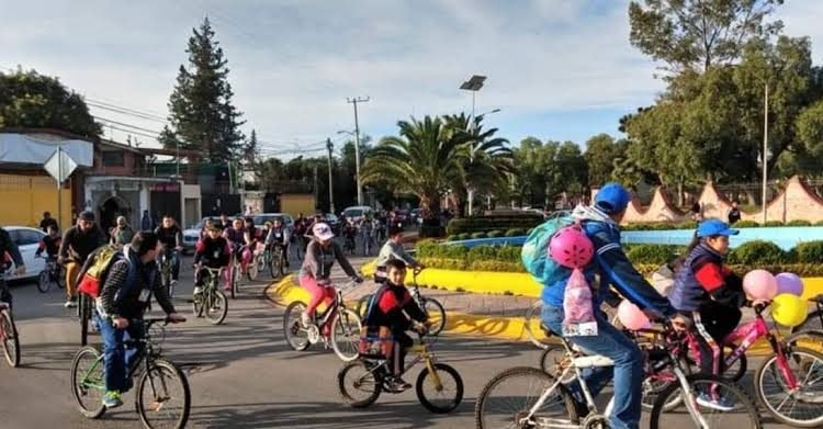 Niños de los jardines de niños de Zitácuaro participan en rodada ciclista