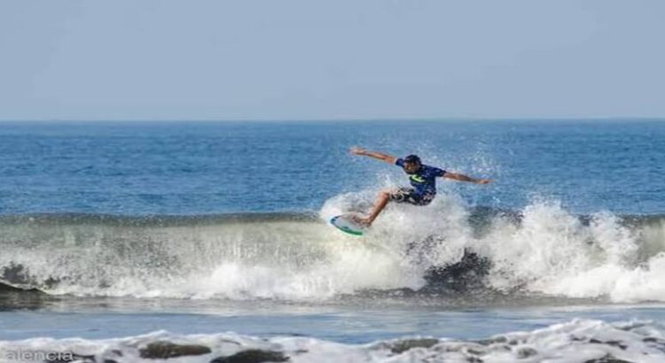 Arranca torneo internacional de surf en playa michoacana