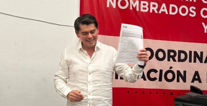Toño Ixtláhuac se registra como candidato para la alcaldía de Zitácuaro