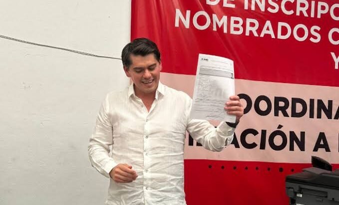 Toño Ixtláhuac se registra como candidato para la alcaldía de Zitácuaro