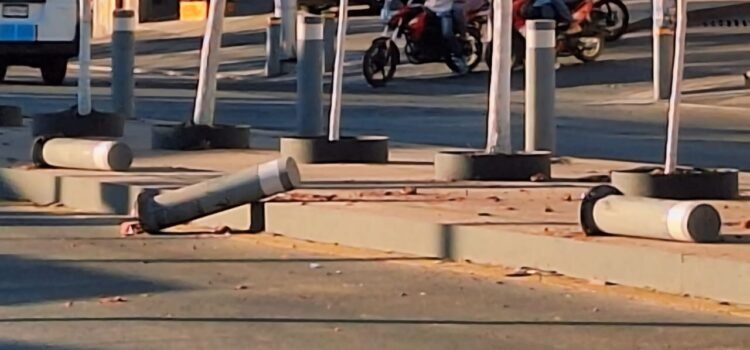Vehículo se da a la fuga después de terminar sobre la ciclovía de Avenida Revolución
