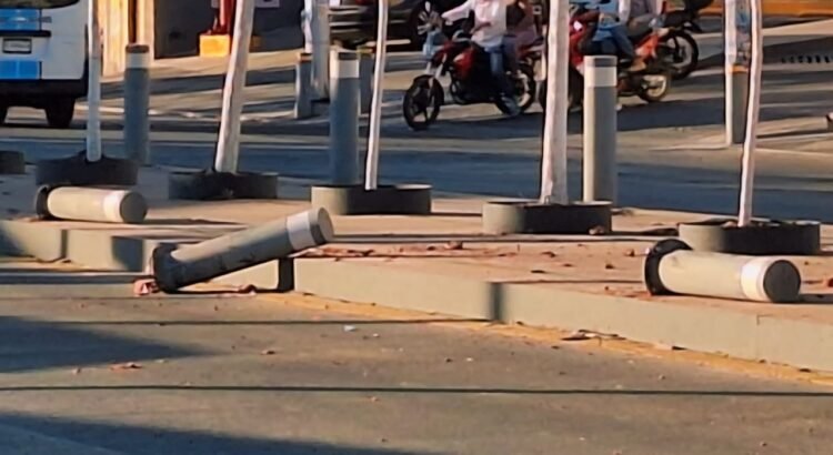 Vehículo se da a la fuga después de terminar sobre la ciclovía de Avenida Revolución