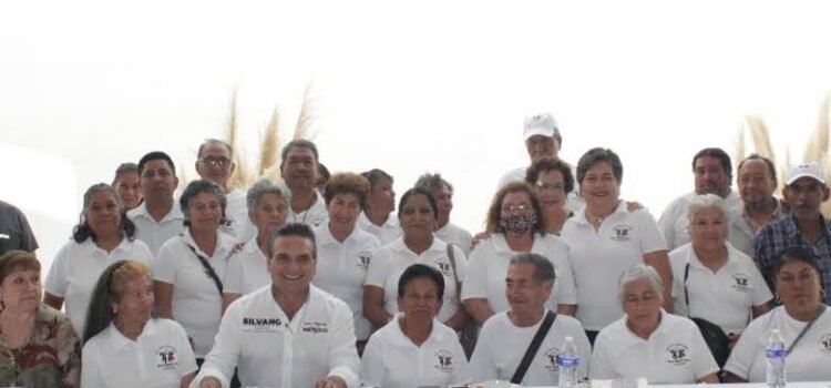 Se reúne Silvano con jubilados y pensionados en Zitácuaro