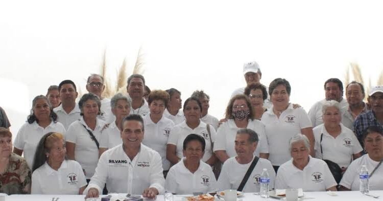 Se reúne Silvano con jubilados y pensionados en Zitácuaro