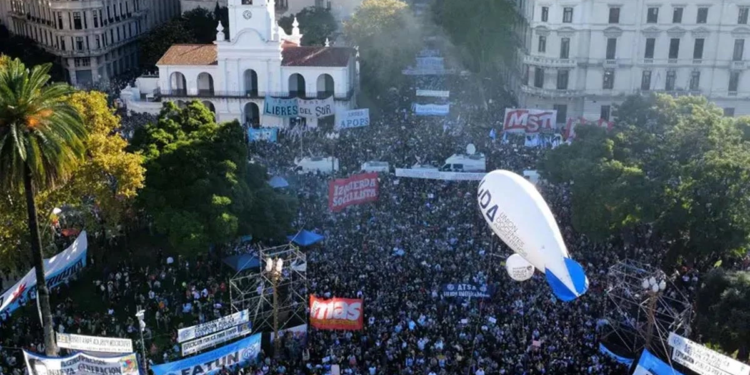 Protesta masiva en Argentina por recortes a la universidad pública
