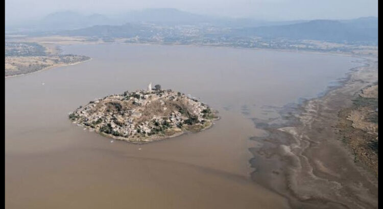 Gobierno de Michoacán contrata a mil comuneros para preservar el Lago de Pátzcuaro