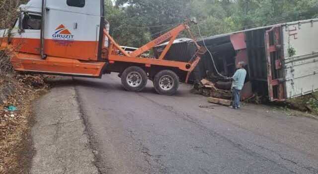 Desplome de tráiler de productos de Sabritas en Zitácuaro