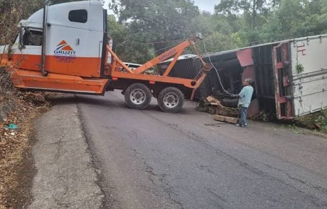 Desplome de tráiler de productos de Sabritas en Zitácuaro