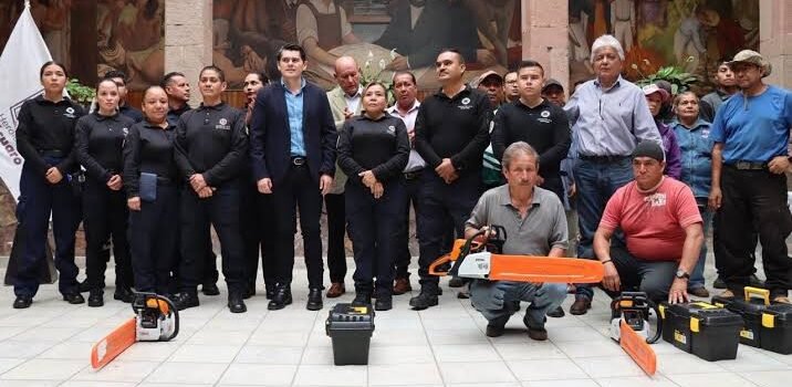 Entrega alcalde equipo a Protección Civil y a Servicios Ciudadanos