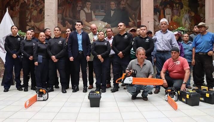Entrega alcalde equipo a Protección Civil y a Servicios Ciudadanos