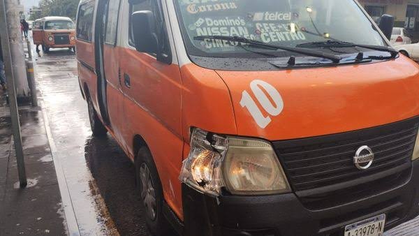 Choque entre dos combis deja un niño lesionado