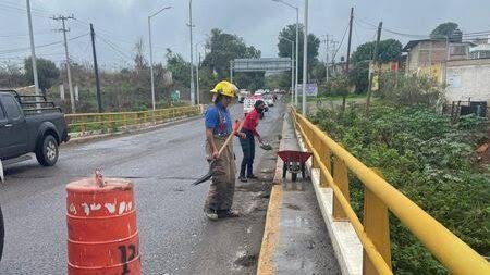 Bomberos realizan limpieza de cunetas y tubos de desagüe