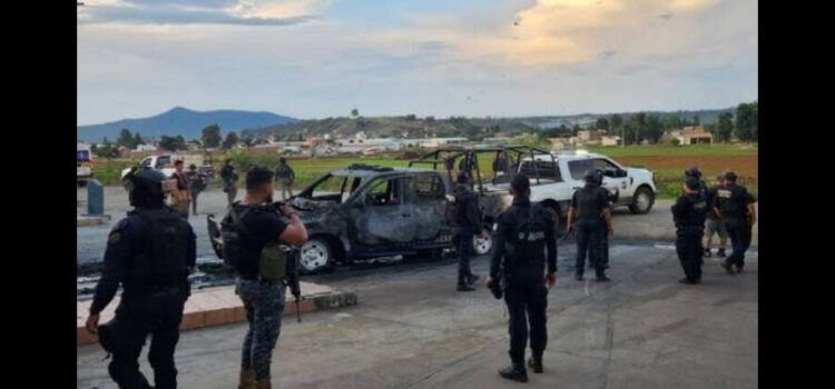 Mujeres graban ataque a comandancia de policía en Michoacán