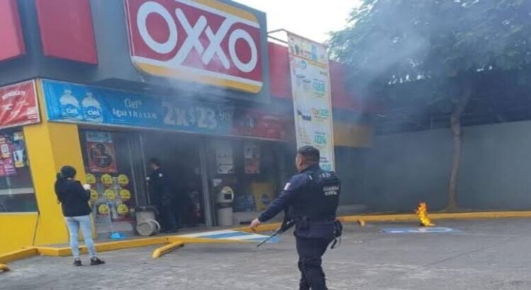 Atacan con bombas molotov tiendas Oxxo en Uruapan, Michoacán