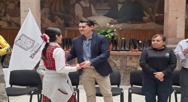 Toño Ixtláhuac entrega apoyos a diferentes áreas del Gobierno Municipal