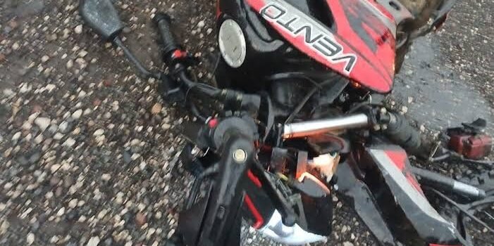 Un adolescente muerto y otro herido al derrapar su motocicleta en Zitácuaro