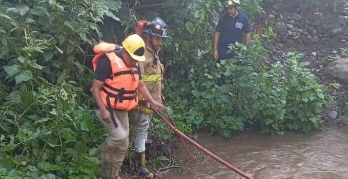 Bomberos de Zitácuaro, Michoacán, buscan a persona arrastrada por un río