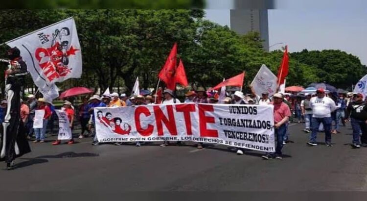 CNTE en Michoacán protesta en bancos, alcaldías y oficinas de rentas