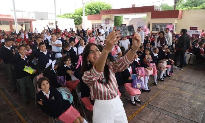 SEE entrega tenis para más de 6 mil 300 alumnos