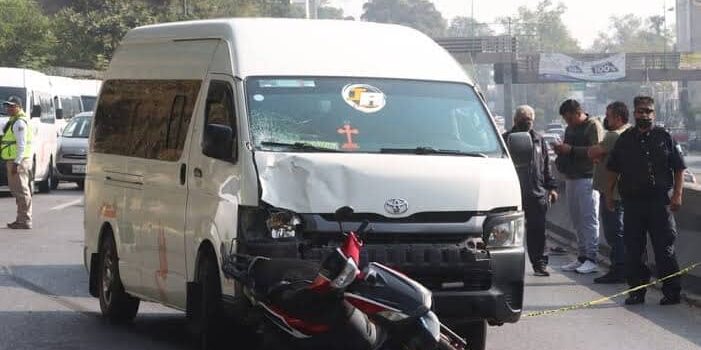 Accidente entre combi del servicio público y motocicleta