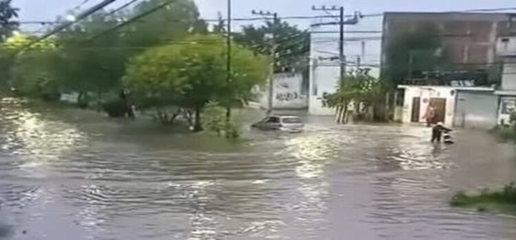 Inundaciones obligan a cientos de familias a abandonar sus hogares en Morelia, Michoacán