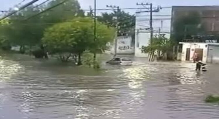 Inundaciones obligan a cientos de familias a abandonar sus hogares en Morelia, Michoacán