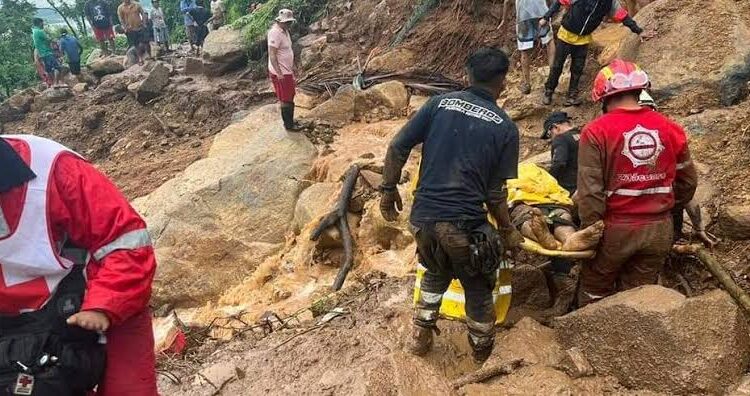 Rescate en Acapulco por parte de Bomberos Zitácuaro