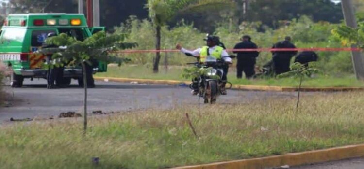 Joven es atacado a balazos en Michoacán, roba motocicleta para escapar y choca